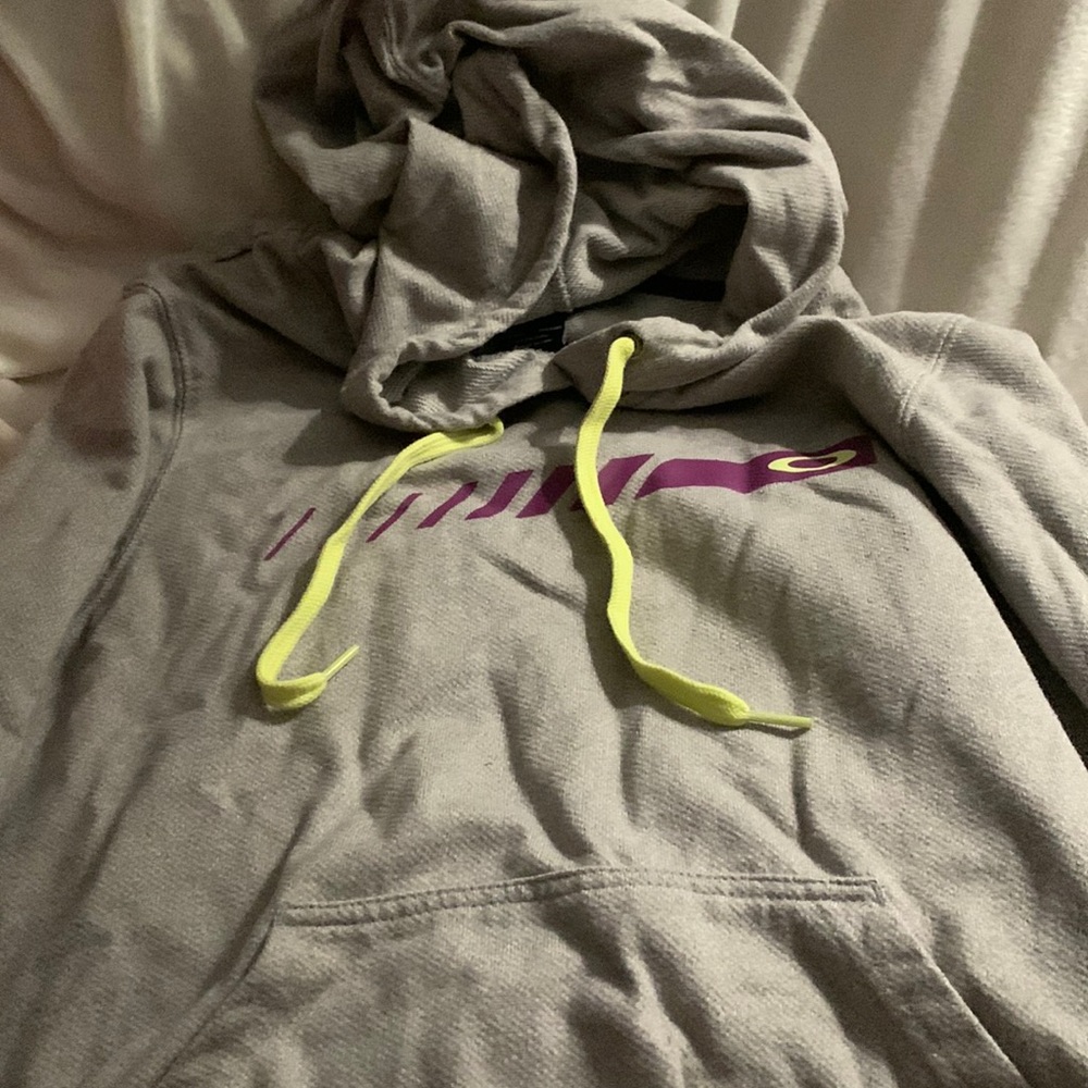 Oakley gray with lime yellow logo . Hooded sweatshirt with pockets. Size L